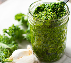 GRØNLANGKÅL-PESTO